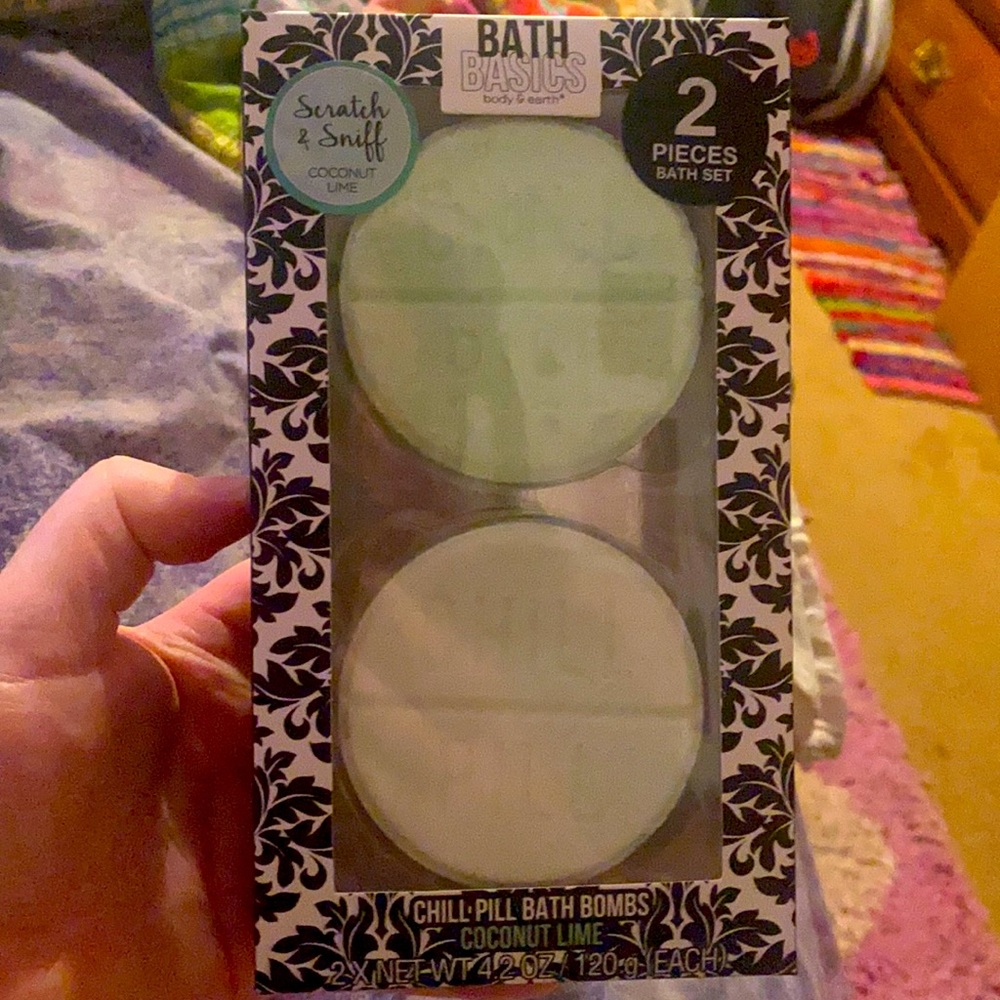 Two piece bath bomb set coconut lime scent